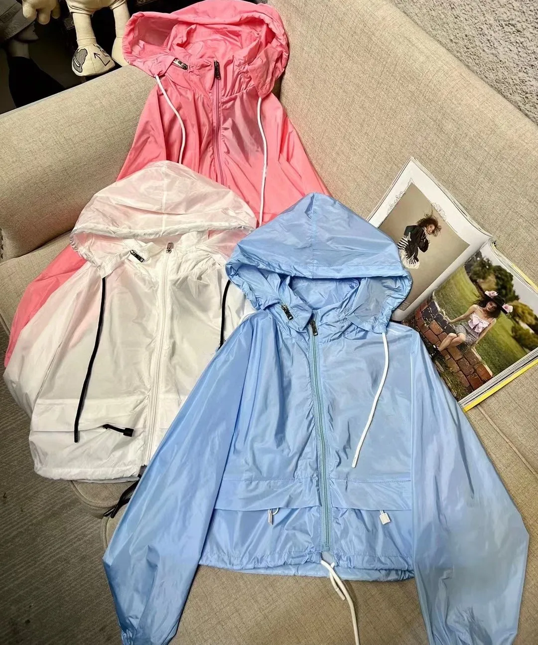 

Модная женская летняя куртка, ультрафиолетовая дышащая Тонкая Повседневная куртка с капюшоном, синяя, белая, розовая