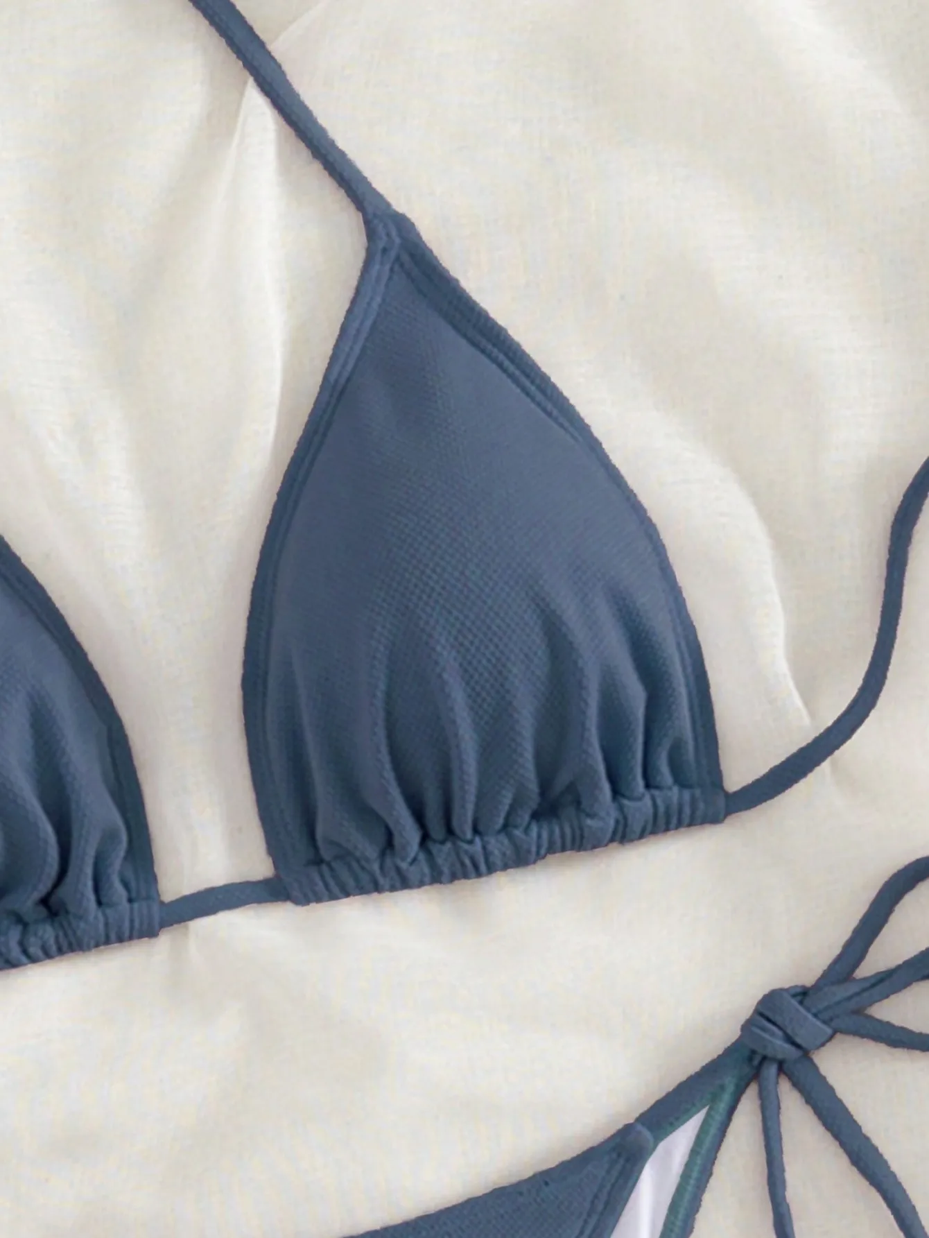 Ensemble bikini d'été blanc mi-grid - détail matière