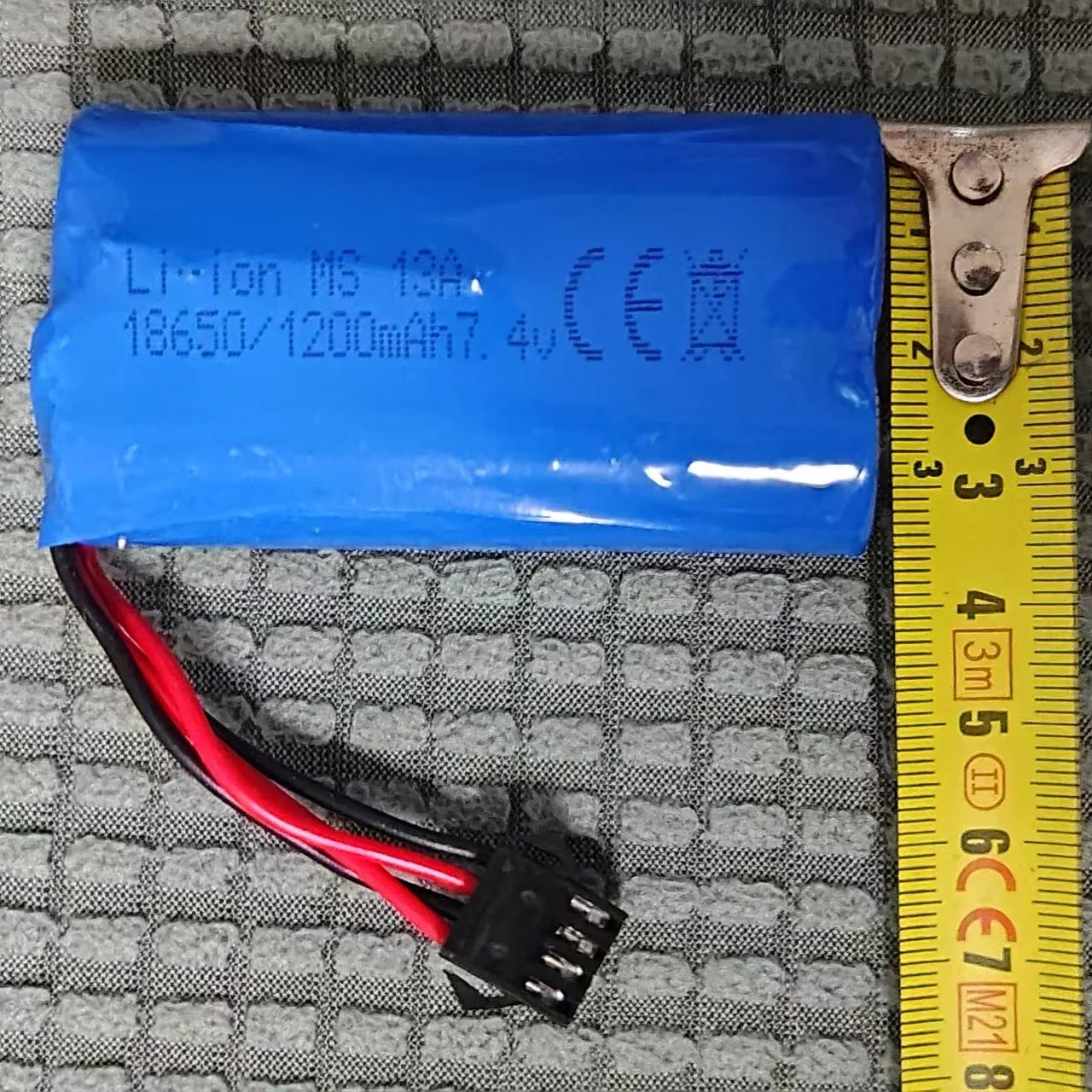 Vue de côté de la batterie jaune pour voiture radiocommandée, épaisseur fine, connecteur Tamiya