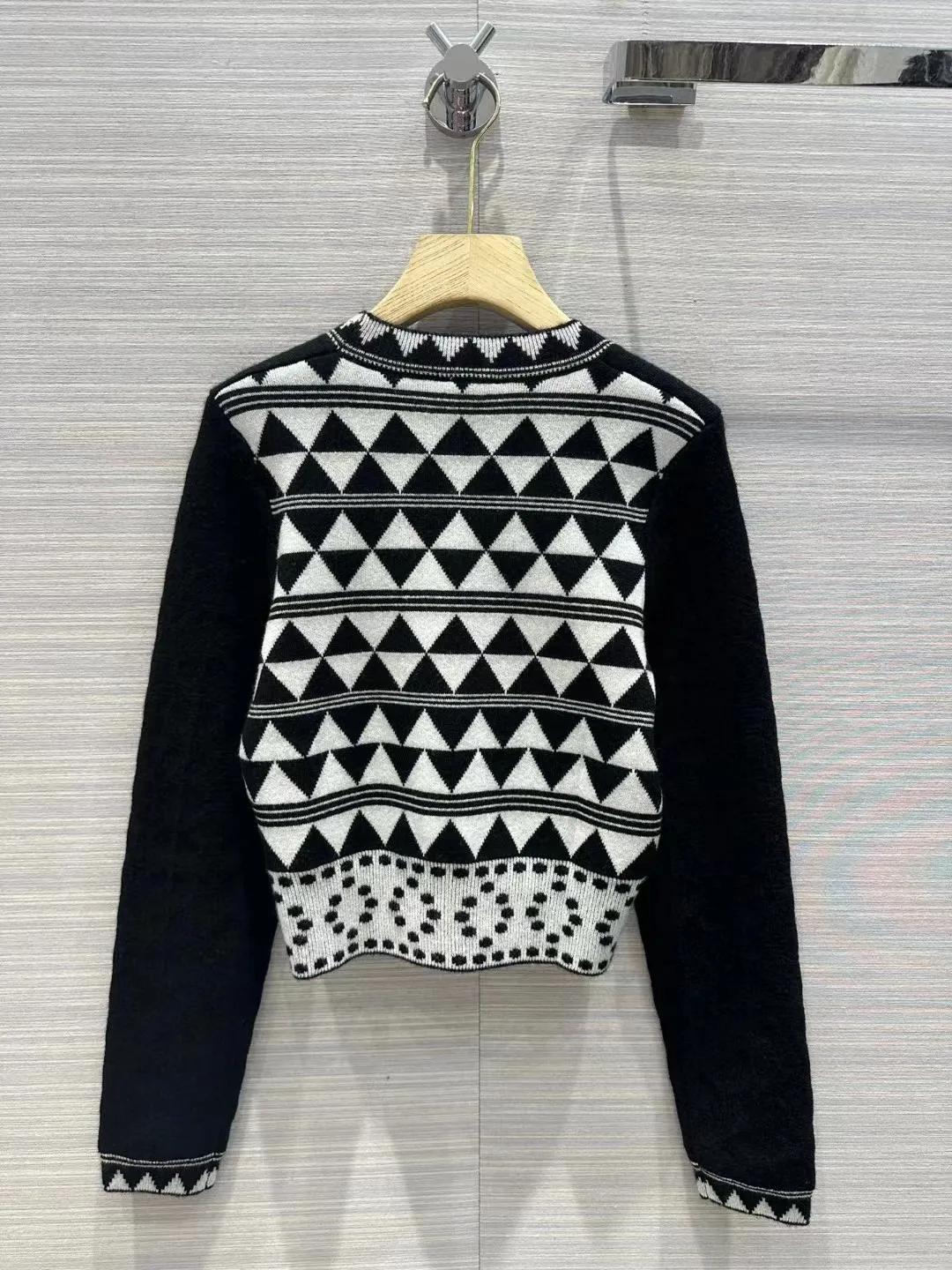 

2023 new fashion good quality autumn and winter classic dark jacquard cashmere sweater