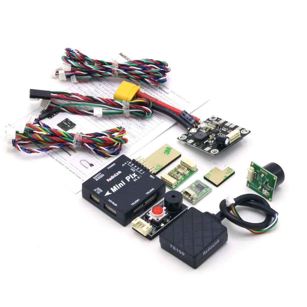 Vue rapprochée du drone radio télécommandé avec GPS et PIX, montrant ses hélices et capteurs pour le vol autonome.