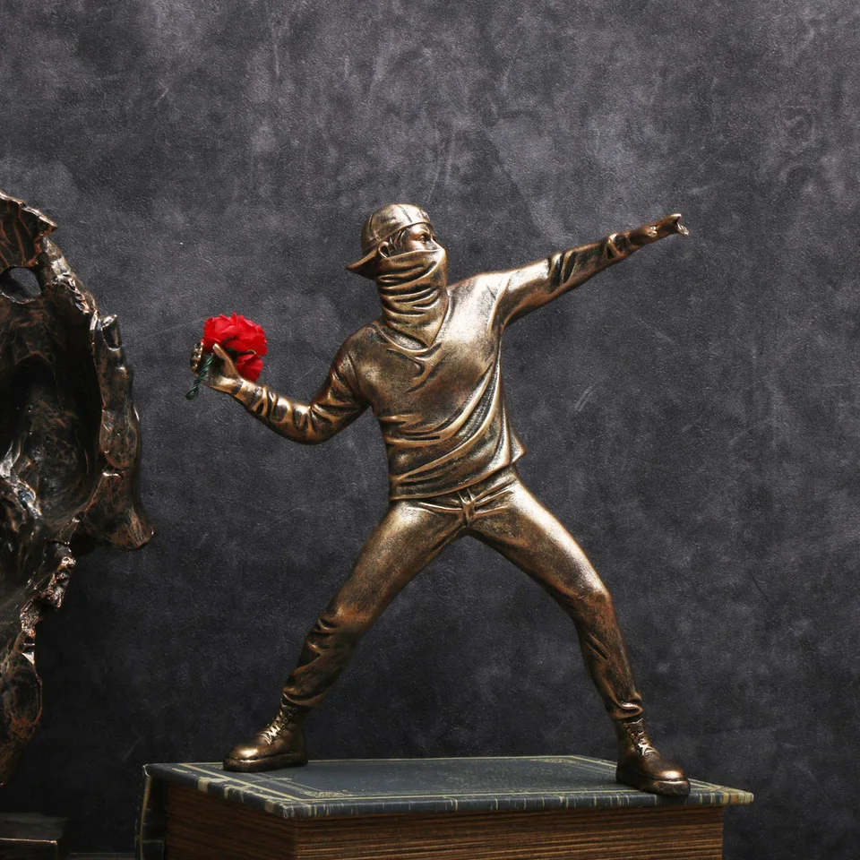 FLOWER BOMBER BRONZE STATUE ♯2 Sculpture, naar het idee van Banksy - flower bomber - 28 cm