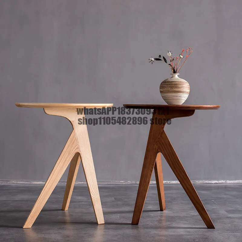 Petite table d'appoint nordique en bois massif, table ronde pour salon, canapé, petit appartement, table d'angle créative au chevet, balcon