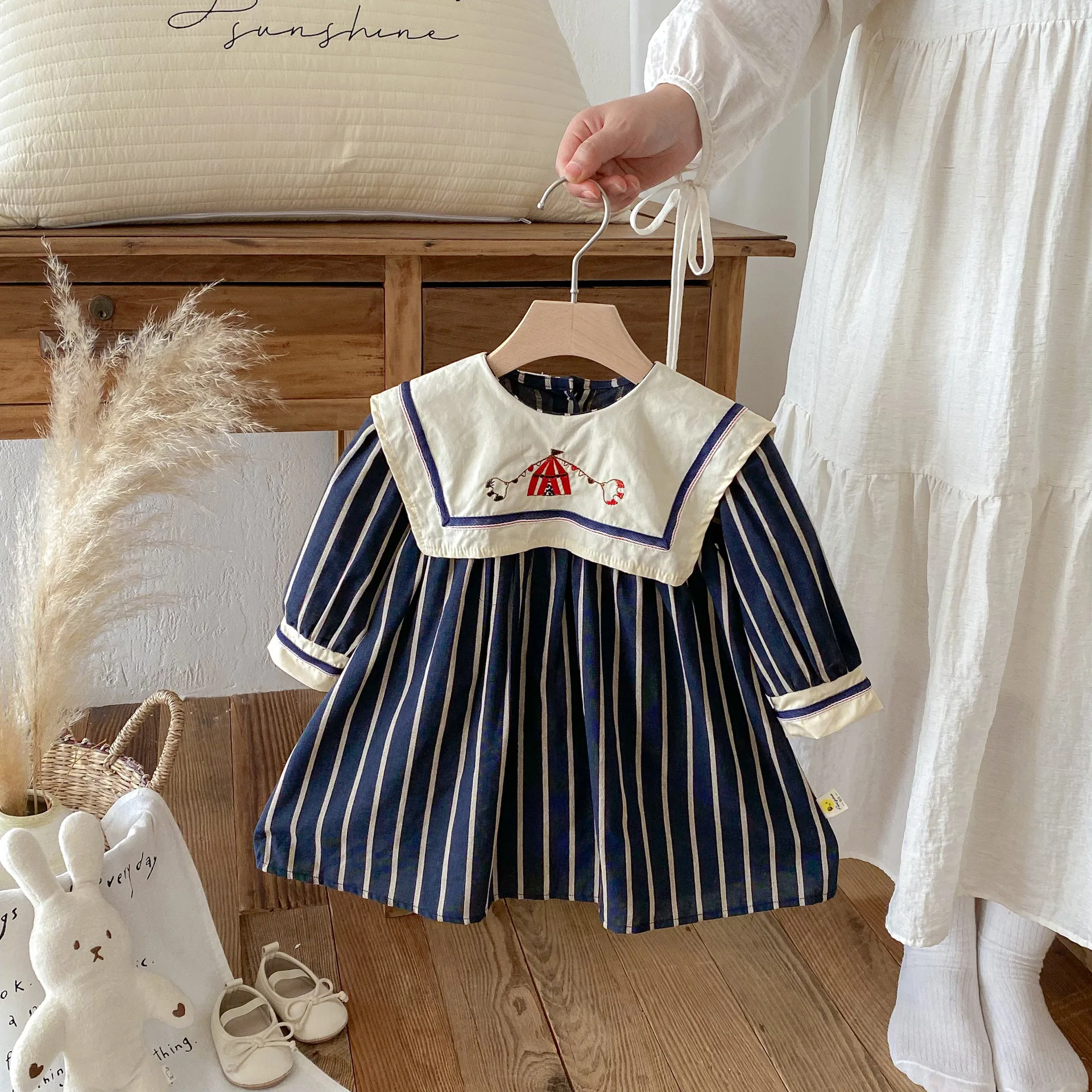 Abito da bambina 2025 Autunno Nuovo abito ricamato per bambini retrò Abiti da principessa a maniche lunghe a righe - immagine 2