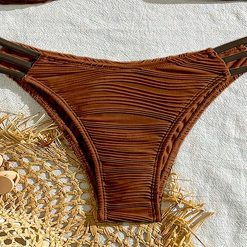 Set Bikini Push-Up PlatiNum - Modella in spiaggia