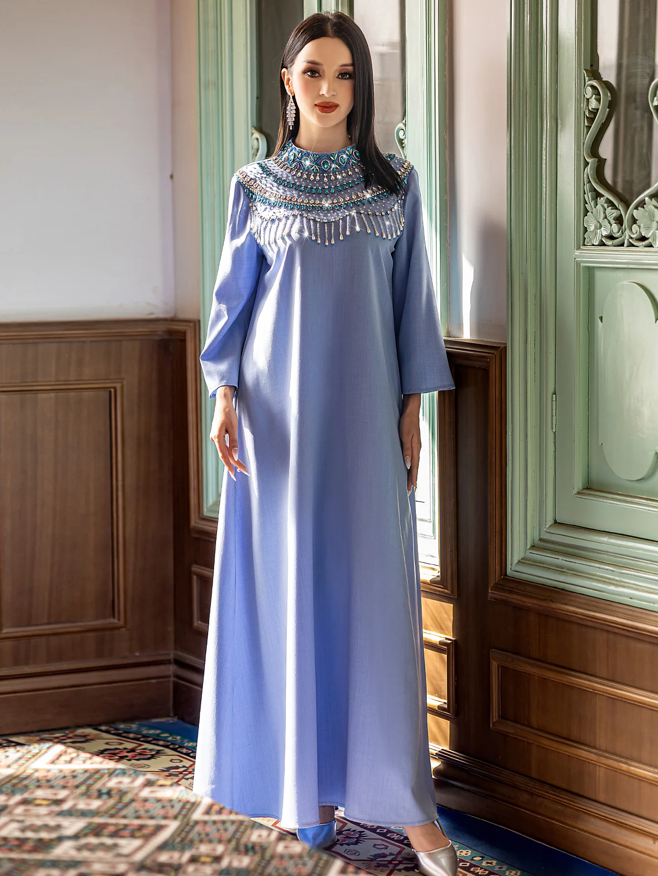 قفطان تركي راقٍ مطرز بالأحجار والكريستالات اللامعة...