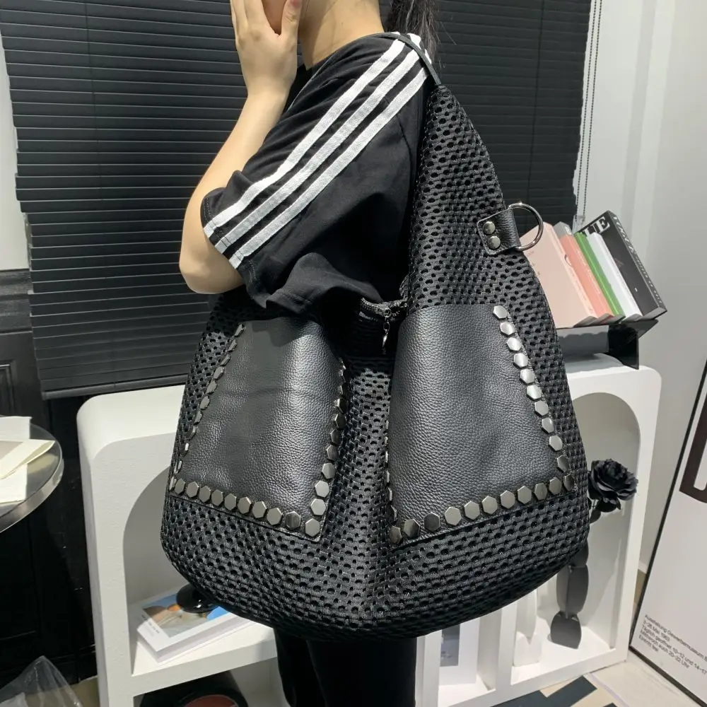 Retro-Mesh-Handtasche, Umhängetasche mit großem Fassungsvermögen, Nietensprechtasche im Punk-Stil, große Damentasche – Detail 1