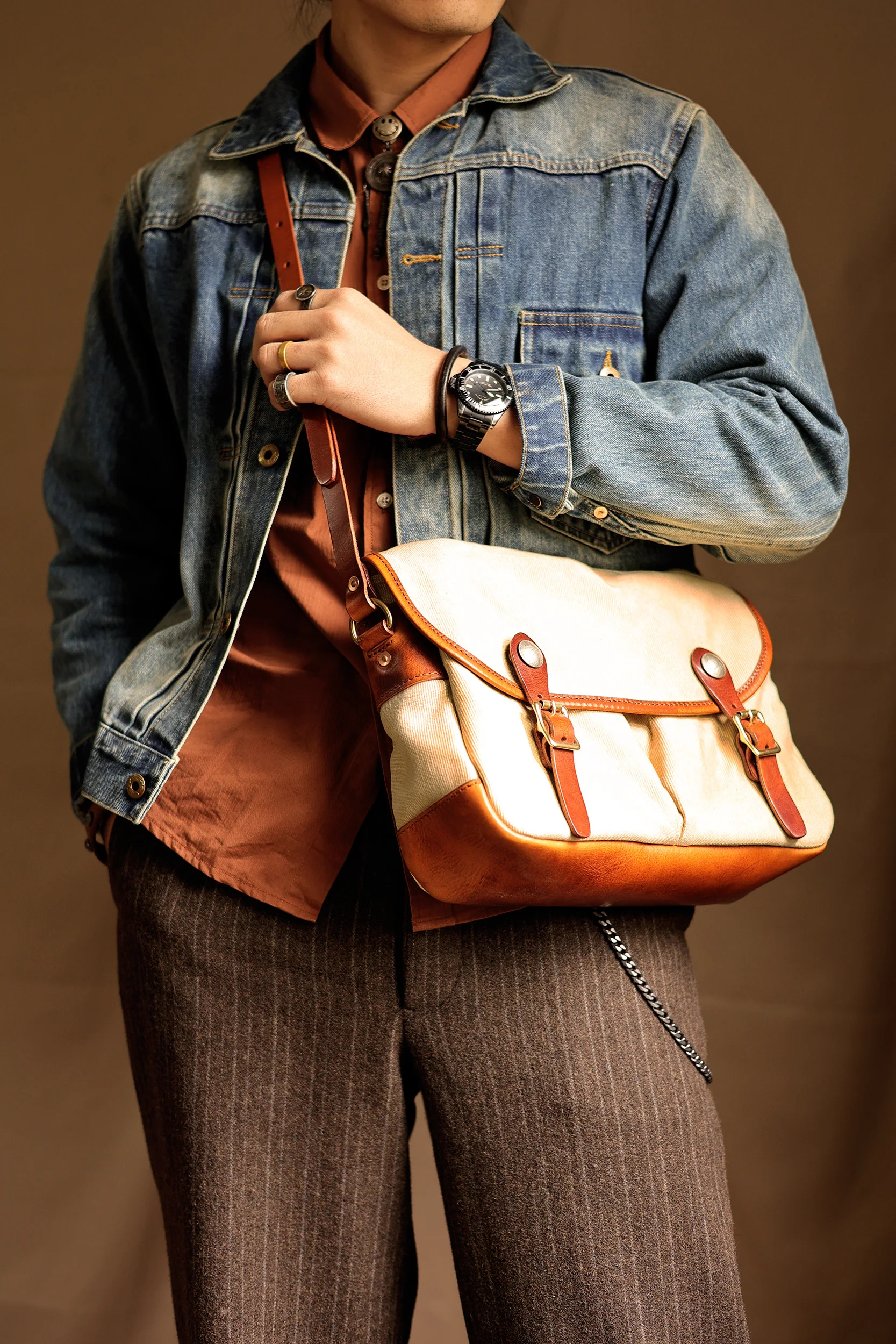 PNDME Vintage handgemachte hochwertige Leinwand erste Schicht Leder Herren Umhängetasche Outdoor-Reisen Luxus Tabletten Umhängetasche – Detail 8