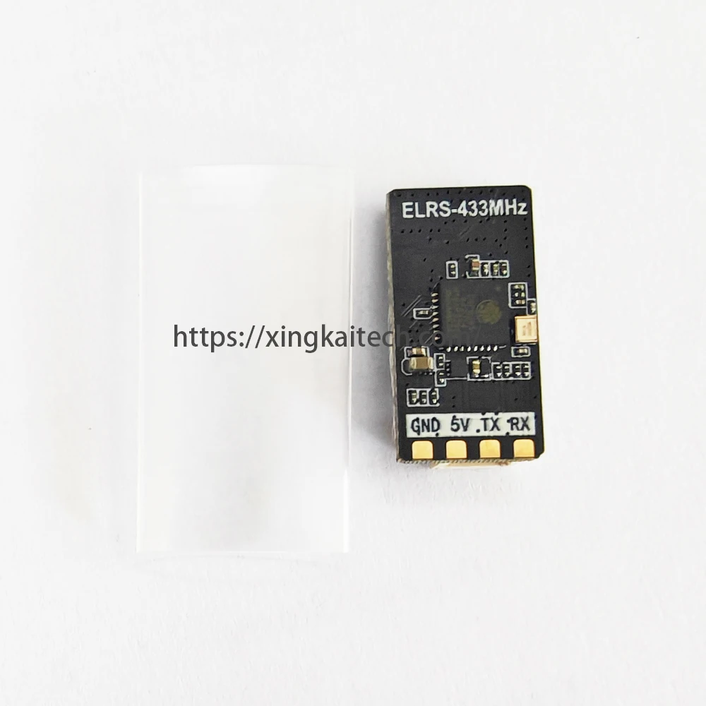 Récepteur ELRS pour drone FPV connecté à un contrôleur de vol, câbles et soudures apparents.