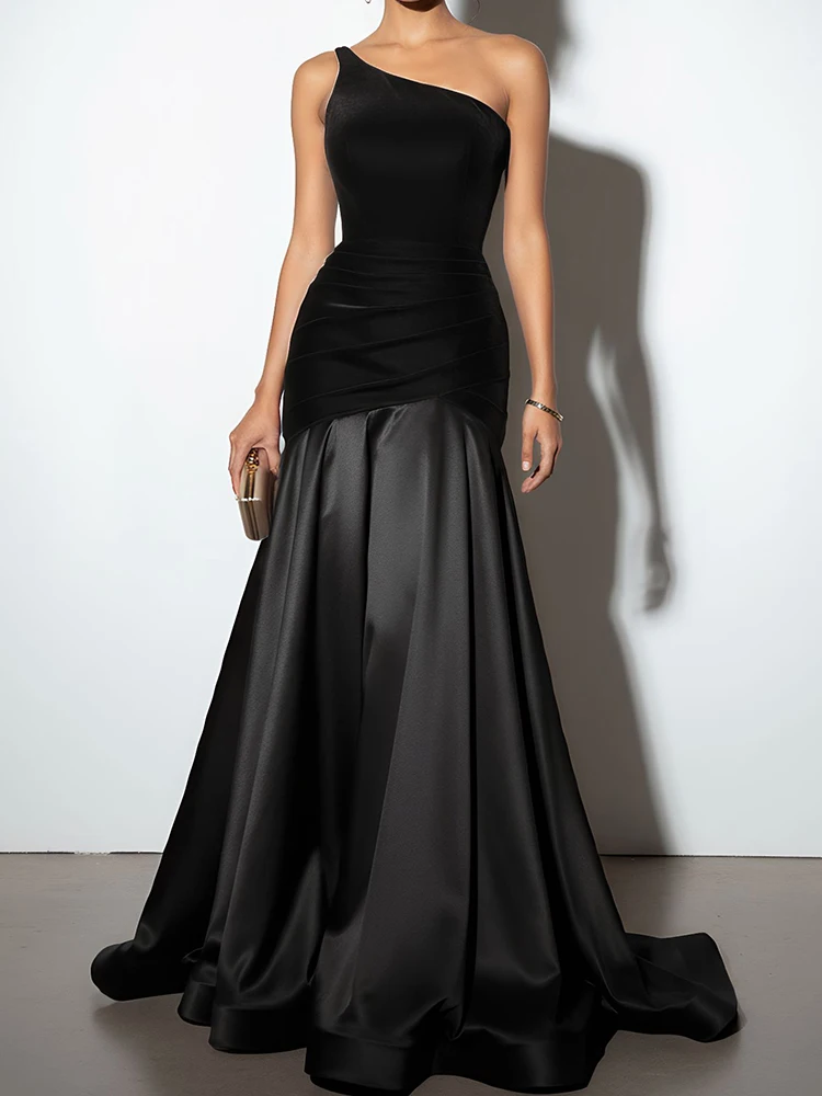 فستان بنفسجي طويل بتصميم كتف واحد وانسدال لامع