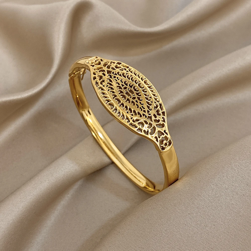 Vintage geometrisches hohlgeschnitztes Manschettenarmband für Frauen, schicker vergoldeter Edelstahl-Armreif, wasserdichter Schmuck – Detail 2