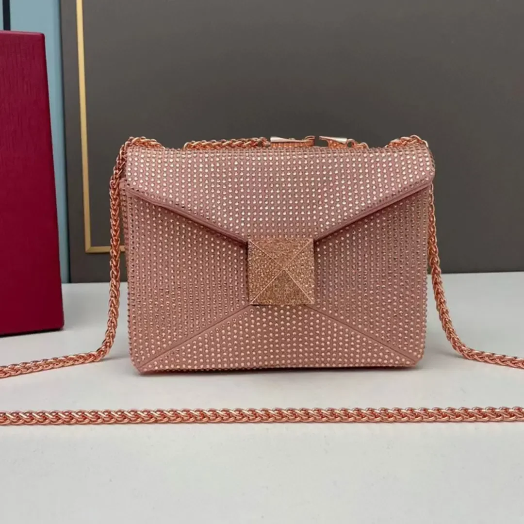 

2024 new fashionable and elegant bags create classic elegance. Detachable and adjustable shoulder straps allow for multiple carr
