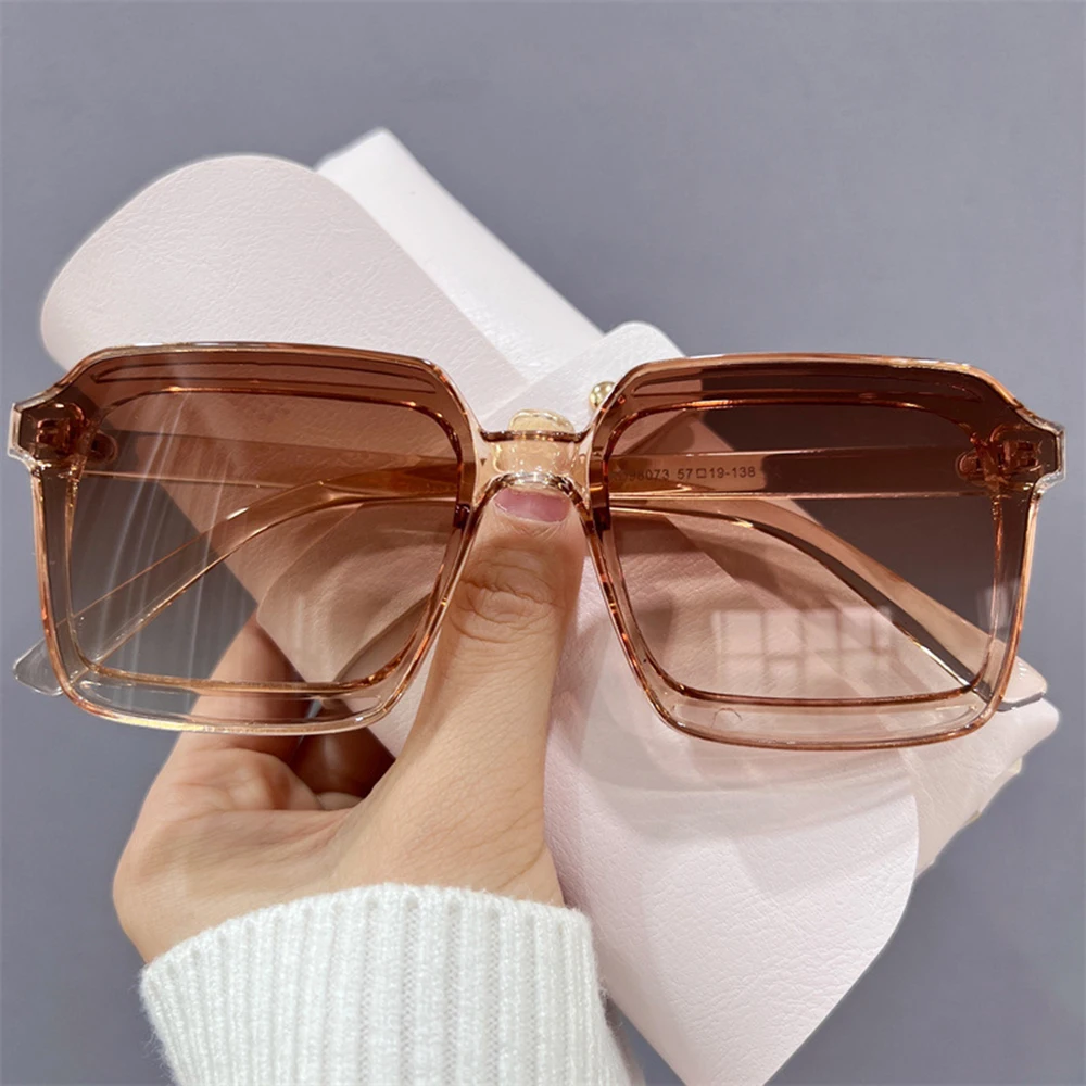 

New Fashion Retro Square Frame Sunglasses Anti-UV Travel Sun Visor High Quality Plastic Large Woman Eyewear UV400 D34