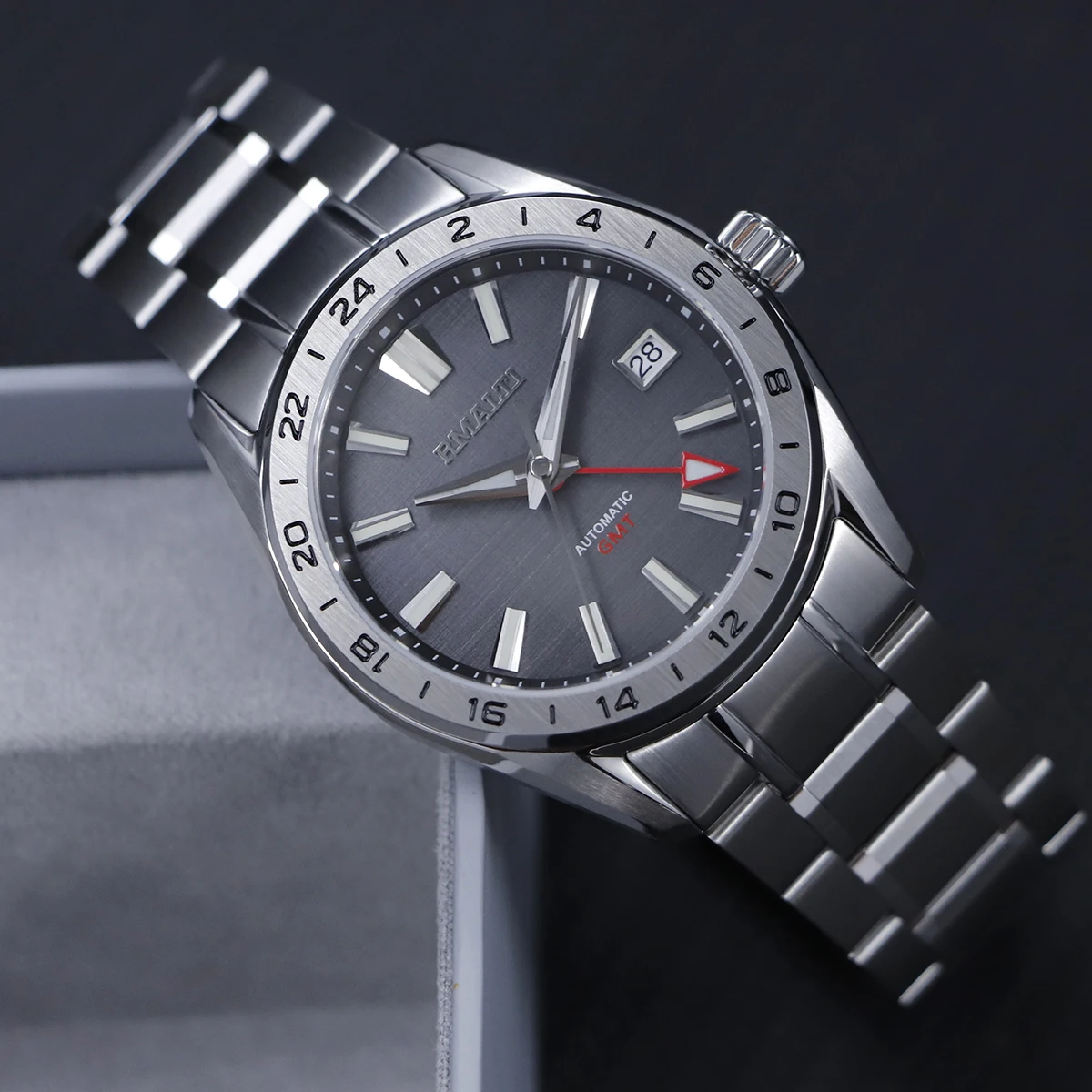 The dial can be customized with LOGO.