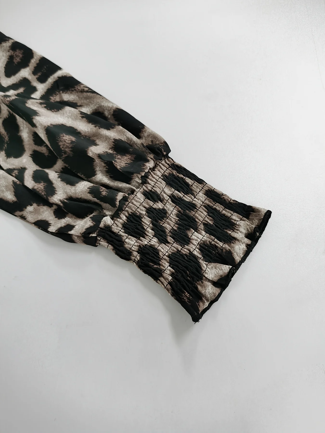 Elegant Directed Leopard Print V-Neck Lantern Sleeve Long Sleeve Shirt Sophisticated Fashionable Women's Top - Image 5