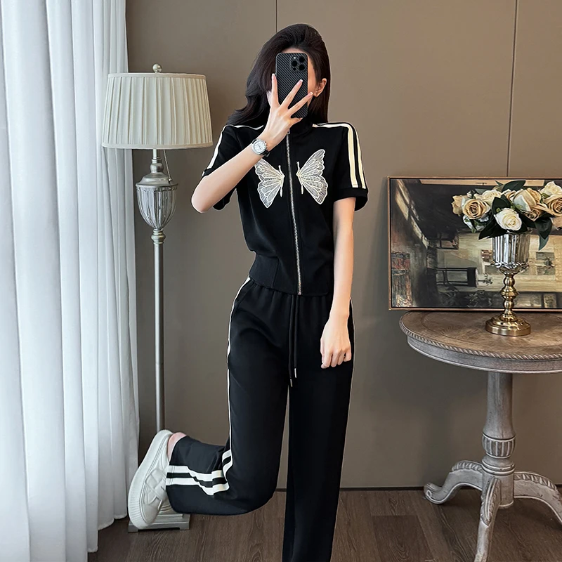 

Повседневная спортивная одежда в Корейском стиле для женщин, Новинка лета 2024, модные черные широкие брюки с коротким рукавом, комплект из двух предметов, 2XL