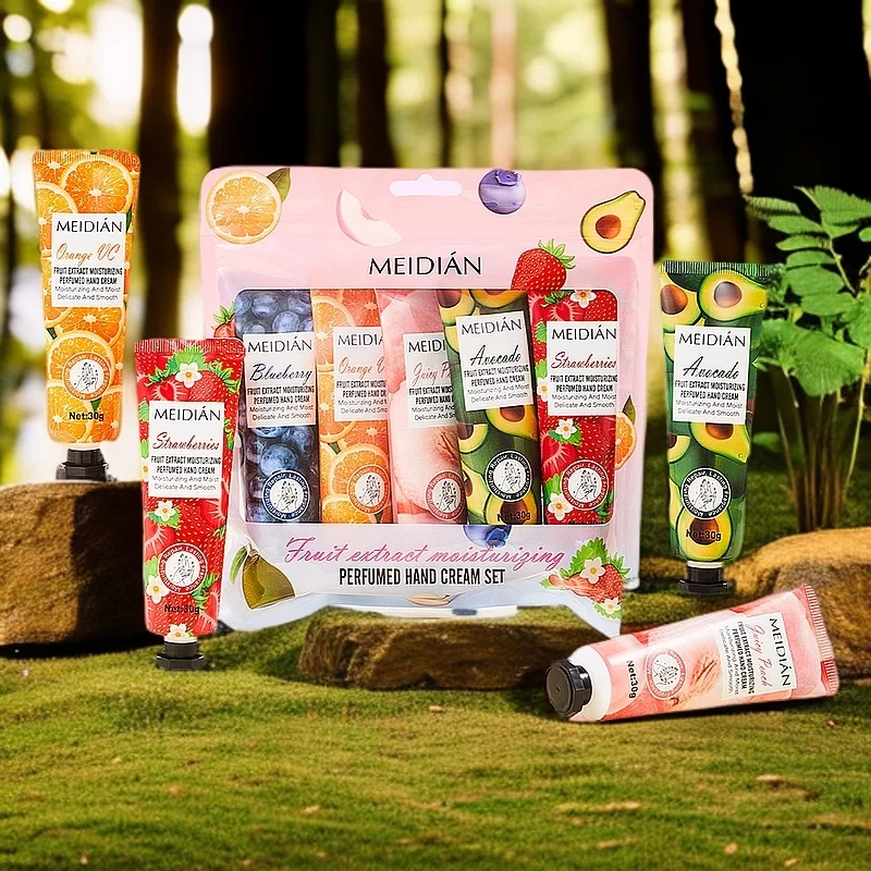 보습과 오래 지속되는 향을 선사하는 5종 과일향 핸드크림. 핸드 케어 마스크 크림