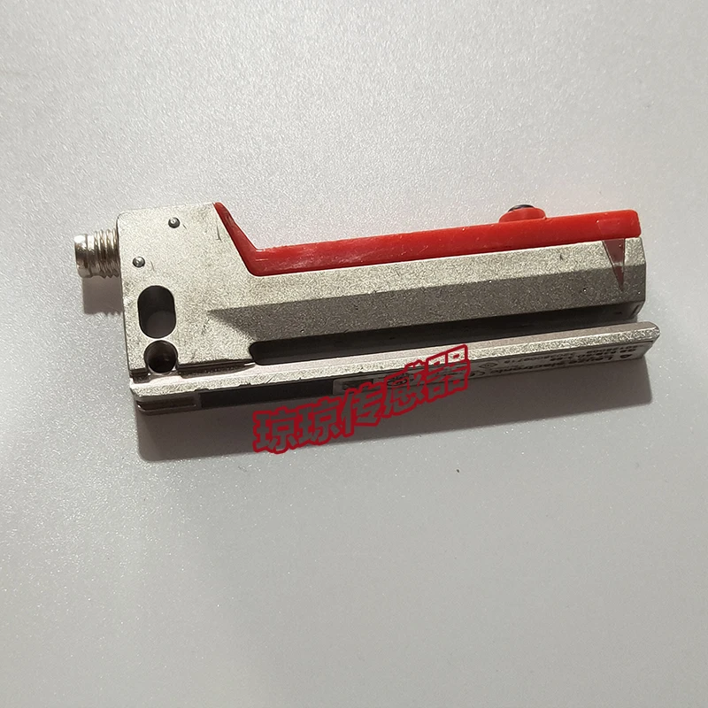 

Новый оригинальный датчик обнаружения этикеток Leuze GS 63B/6D.3-S8, электрический глаз типа слота для этикеток