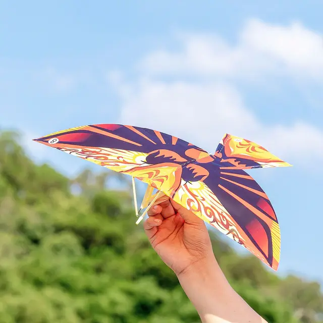 New Flying Birds Kite Elastic Rubber Band Powered Flying Birds Kite Funny Kids Toy Gift Outdoor Sports 1PC Random Color 1