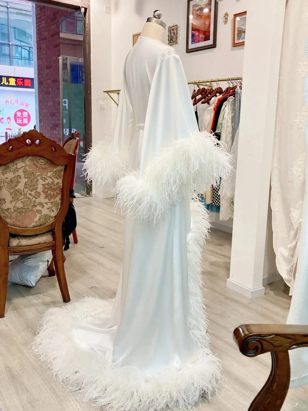 Description Picture 3 of item1/3/6/10/20ply Customized Natural Ostrich Feathers Trim Boa for Craft Wedding Party Festival Clothing Decoration Plumes Shawl 2M