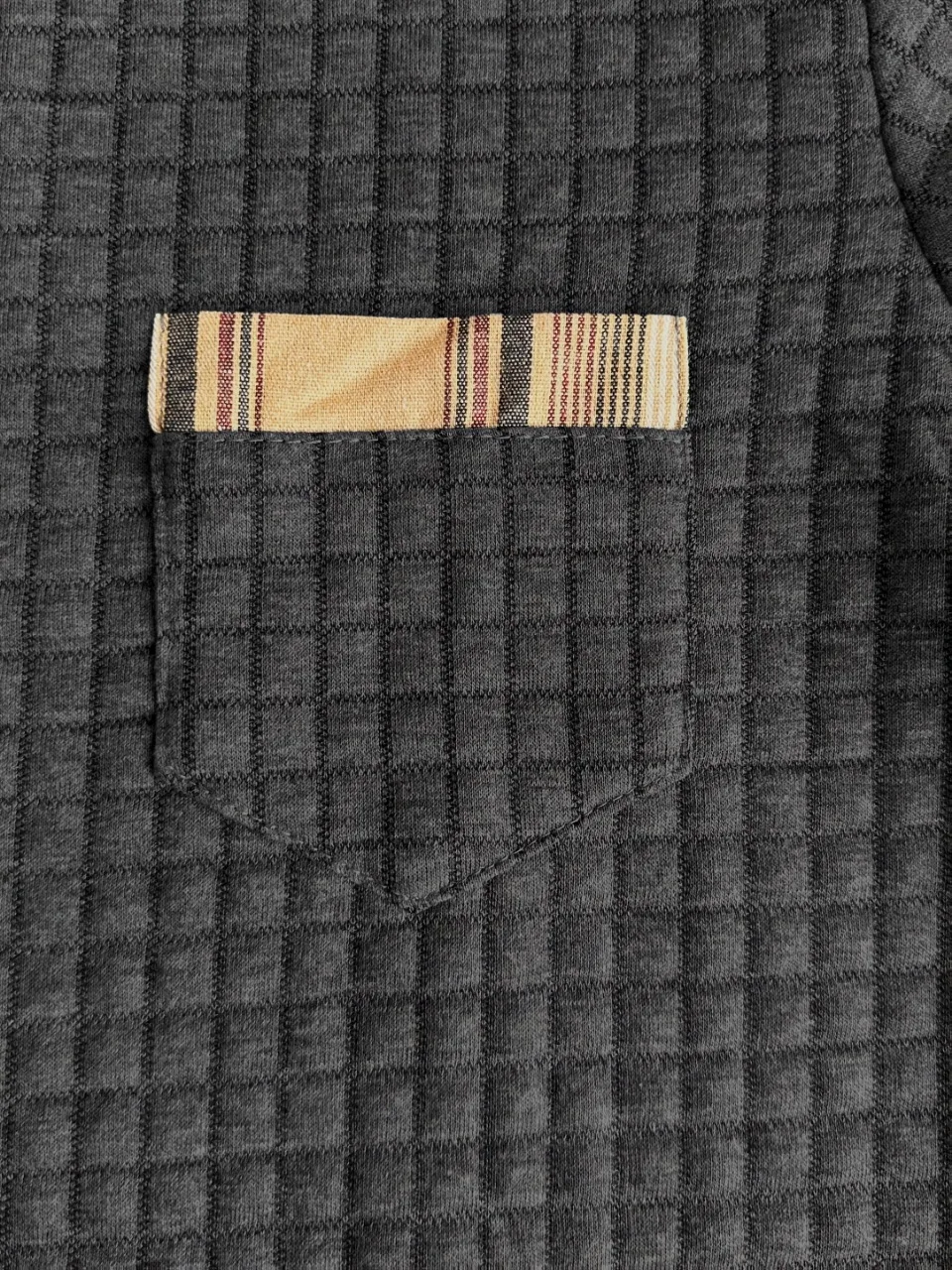 Polo Sportiva Casual da Uomo a Maniche Lunghe con Motivo a Scacchi e Patchwork, Collezione Primavera-Autunno 2026 - immagine 6