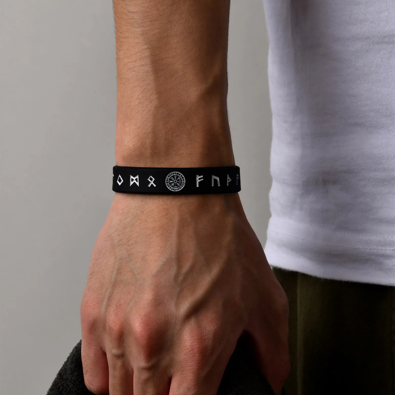 Set 5 Bracciali Vichinghi In Silicone Per Uomo E Donna - Rune Nordiche, Impermeabili, Ipoallergenici - Regalo Mitologia - 2