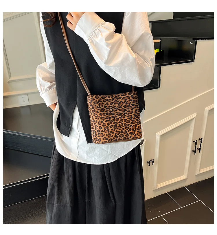 Neue Frauen Kleine Umhängetasche Koreanische Minimalistischen Maillard Wildleder Umhängetasche Retro Leopard Print Mini Eimer Tasche – Detail 1