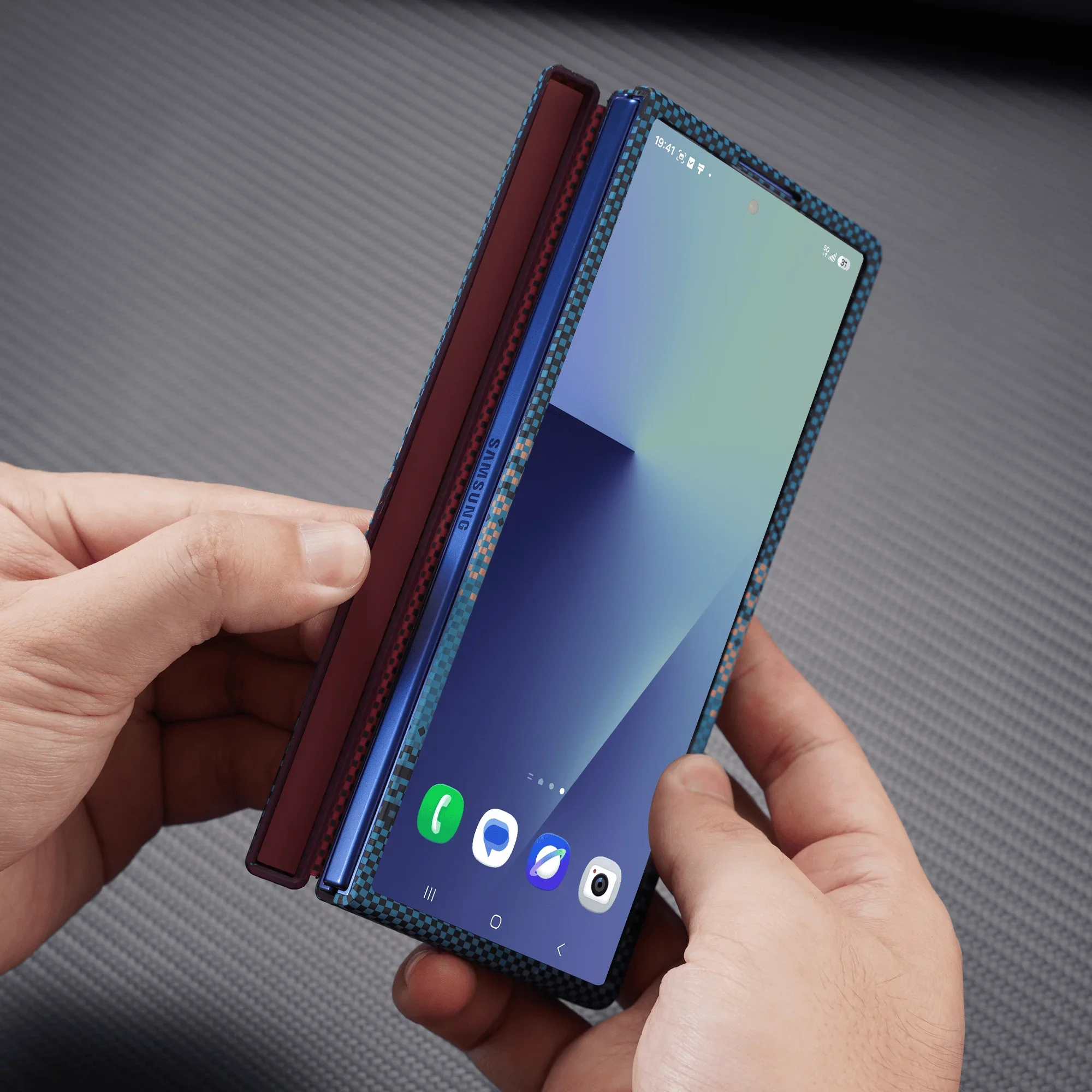 جراب Galaxy Z Fold كيفلار بنقشة ألياف الكربون — مفصلة مغناطيسية وحماية زجاجية للشاشة