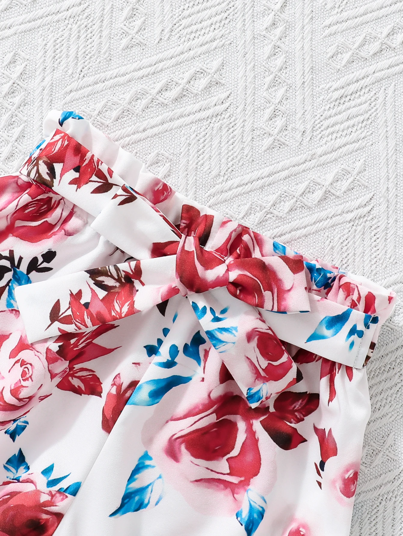 여아용 캐주얼 여름 레드 골지 니트 러플 플러터 슬리브 탑(레이스 트림 포함) + 로즈 프린트 반바지 세트 + 헤어 스크런치