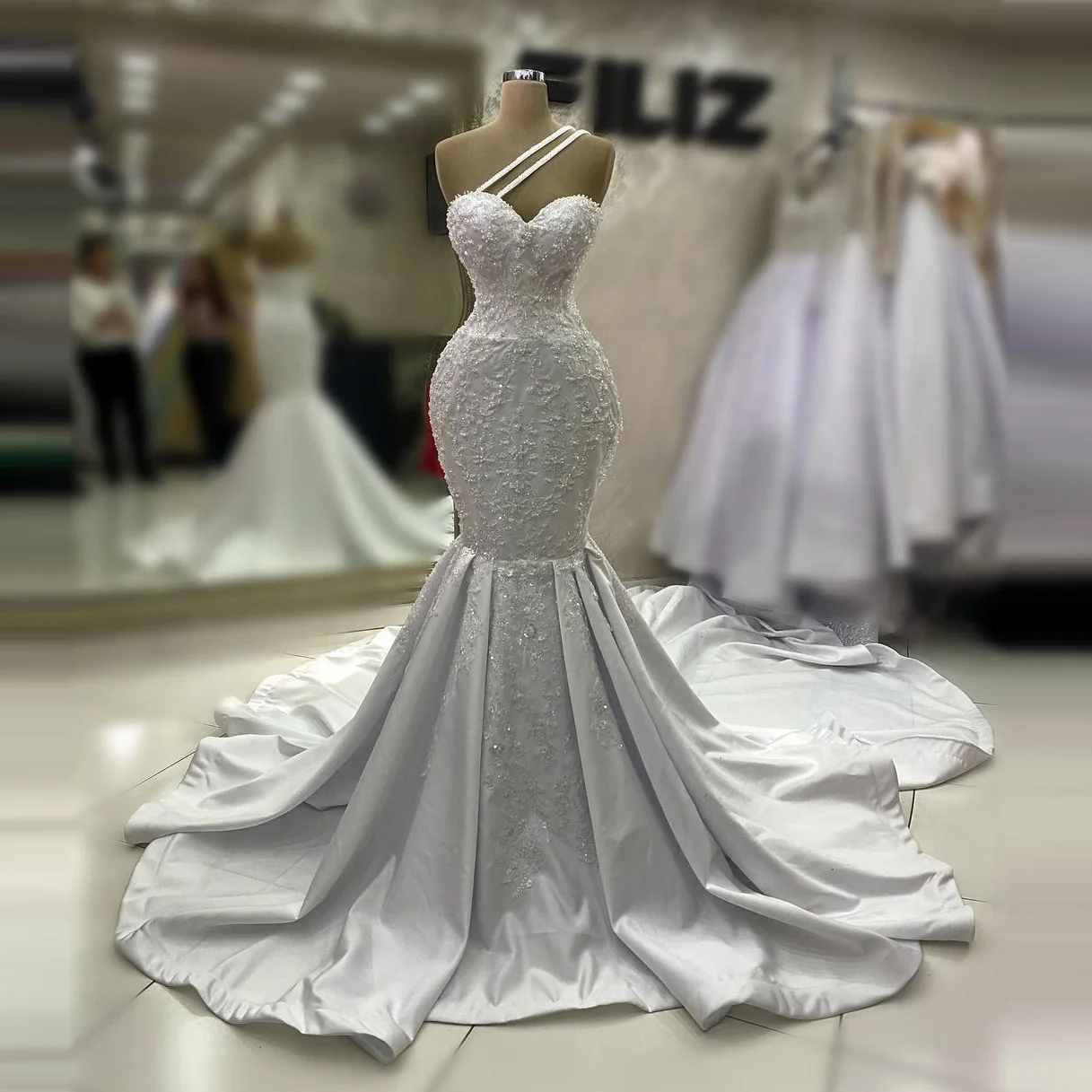 

Glitter Mermaid Satin Wedding Dresses One Shoulder Long Train Lace Beaded Women Bridal Wedding Gowns Robes Lace Up Custom Made