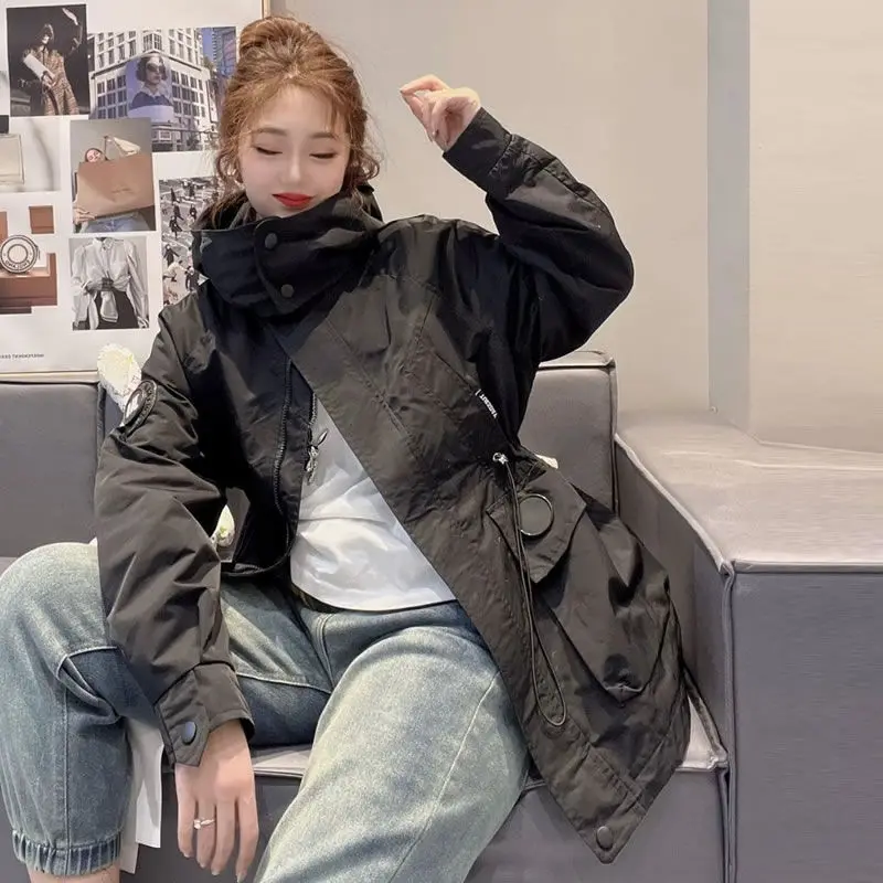 

2023 Solid Color Hooded Trench Coat For Women's 2023 Spring And Autumn Season New Letter Waistband Loose Fitting Casual Coat