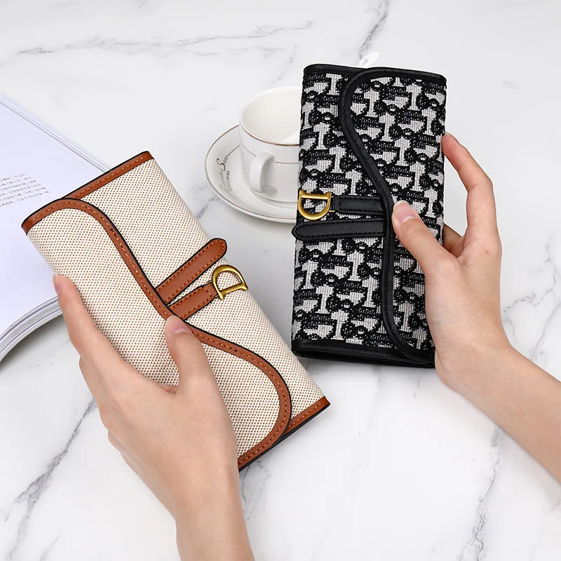 Large capacity long retro women's wallet in the shape of the letter D, multi-card for foreign trade, multifunctional portable bag with three folds.