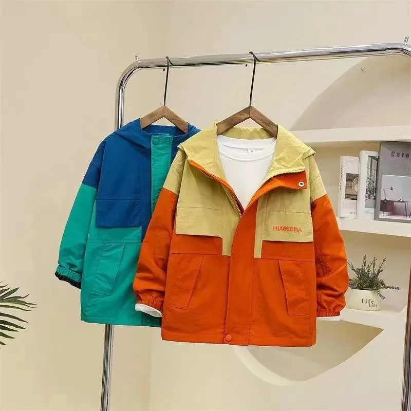 

Children's Spring and Autumn Colored Hooded Coat 2024 New Boys Korean Edition Colored Windbreaker Coat Boys Letter Jacket