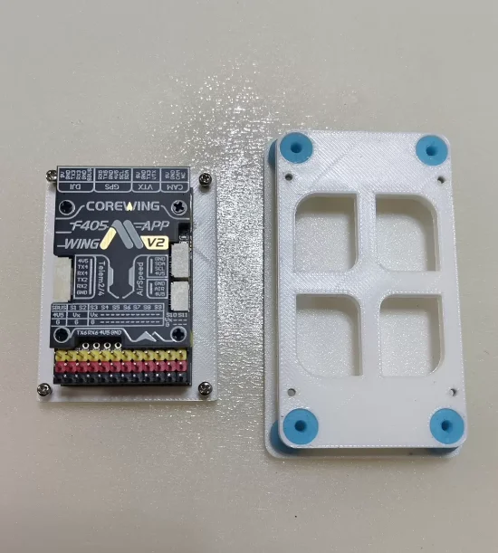 Contrôleur de vol SpeedyBee F405 Wing APP avec boîtier noir et dissipateur thermique, parfait pour drones à aile fixe.