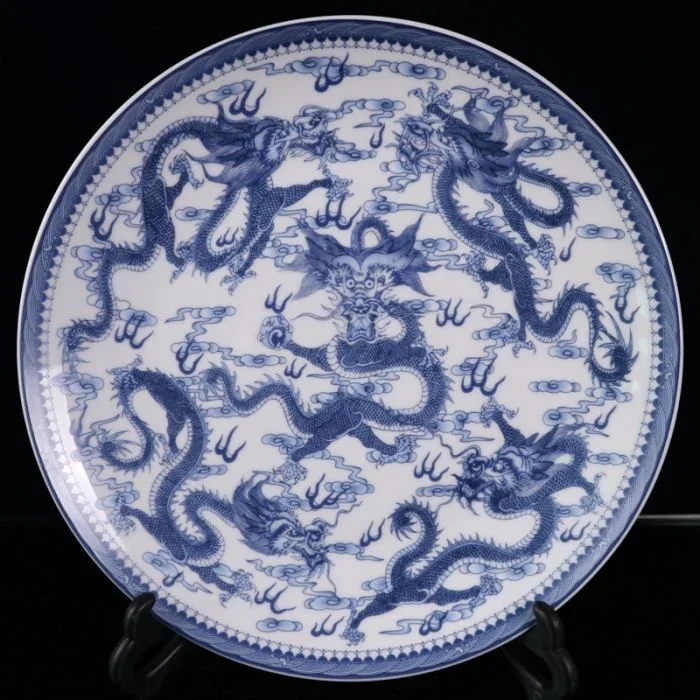 

Китайская сине-белая фарфоровая тарелка с драконом W Qianlong Mark