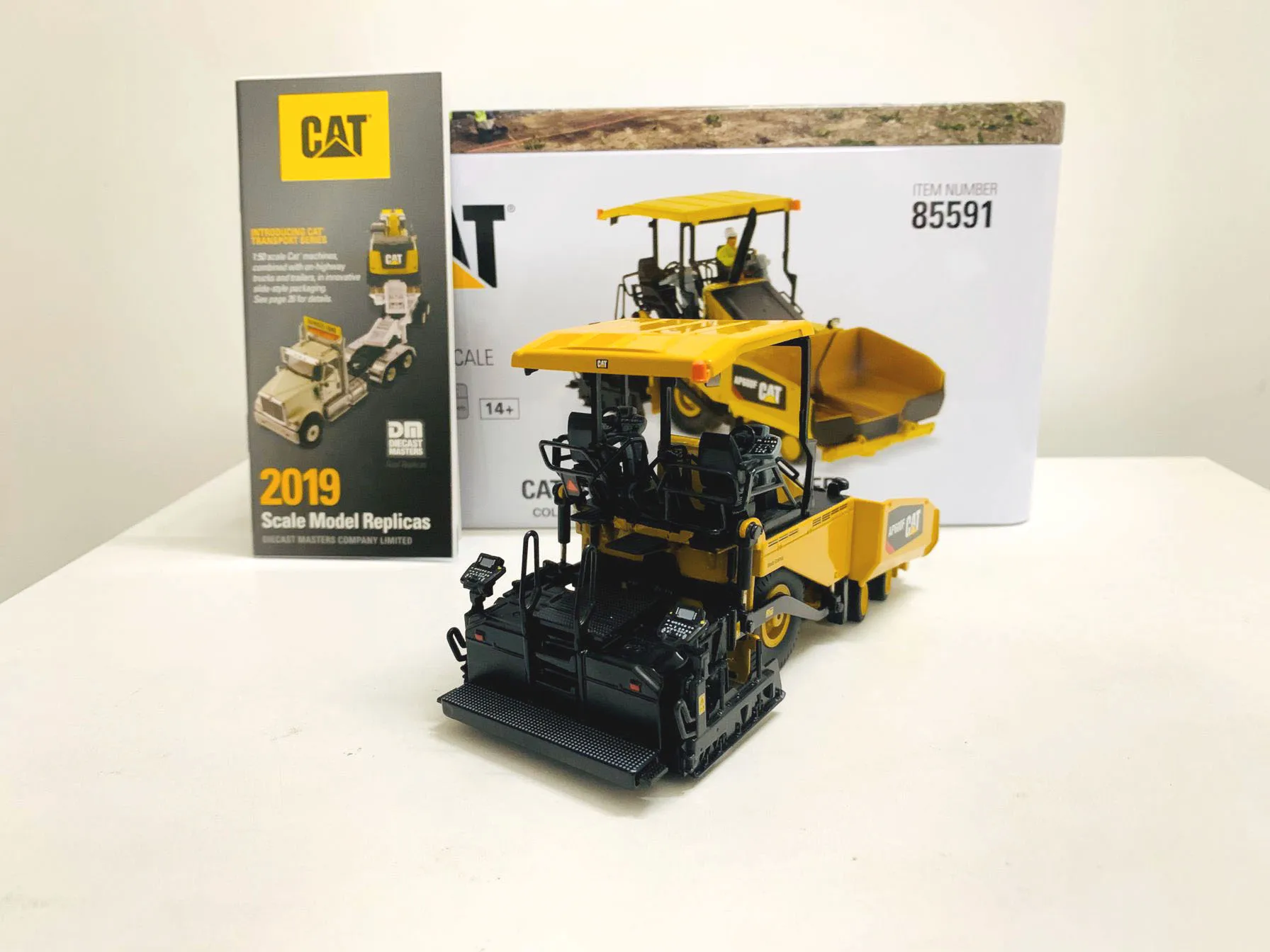 Diecast 1:50 Scale CAT Construction Car AP600D Asphalt Paver
