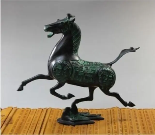 

Chinese Old Vintage Exquisite Oriental Vintage Chinese bronze statue horse fly swallow Figures decoration bronze factory outlets