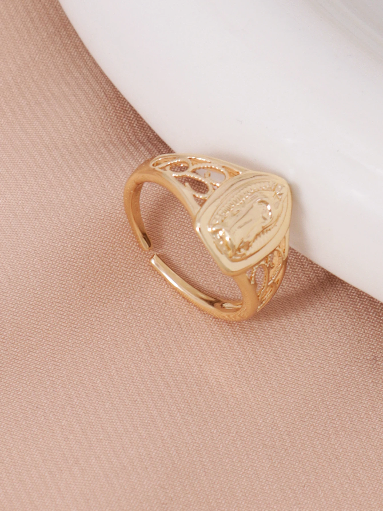 Minimalist Virgin Mary Pattern Hollow Ring
