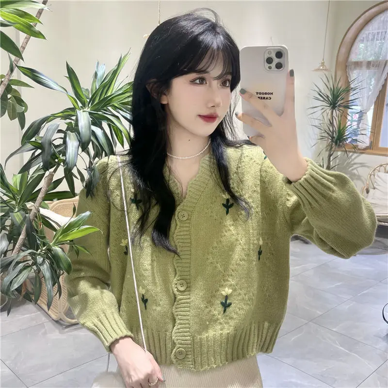 

2023 Autumn/Winter Korean Edition New Slim and Fashionable Age Reducing Embroidery Flower Fashionable Knitted Sweater Cardigan