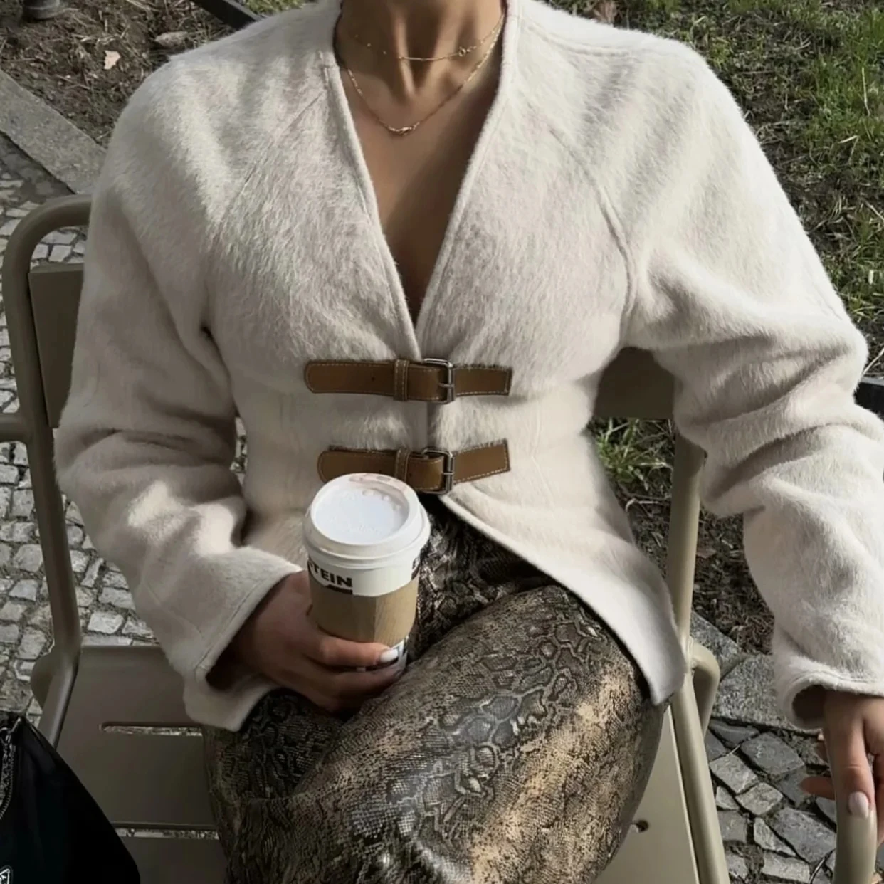 

Женская шерстяная куртка с V-образным вырезом и длинным рукавом