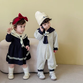 Pagliaccetto per bebè a righe nautiche autunnali in cotone 2025 con colletto blu scuro e spilla a forma di orso Manica lunga Genere neutro Tutina monopezzo per neonato 1