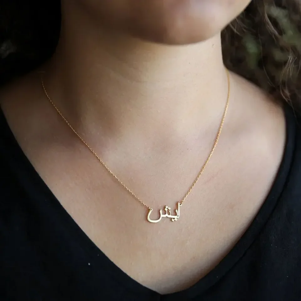Collana Donna con Nome ASIA in Acciaio in corsivo Elegante Girocollo Regolabile Anallergico Color Argento Confezione Regalo Inclusa