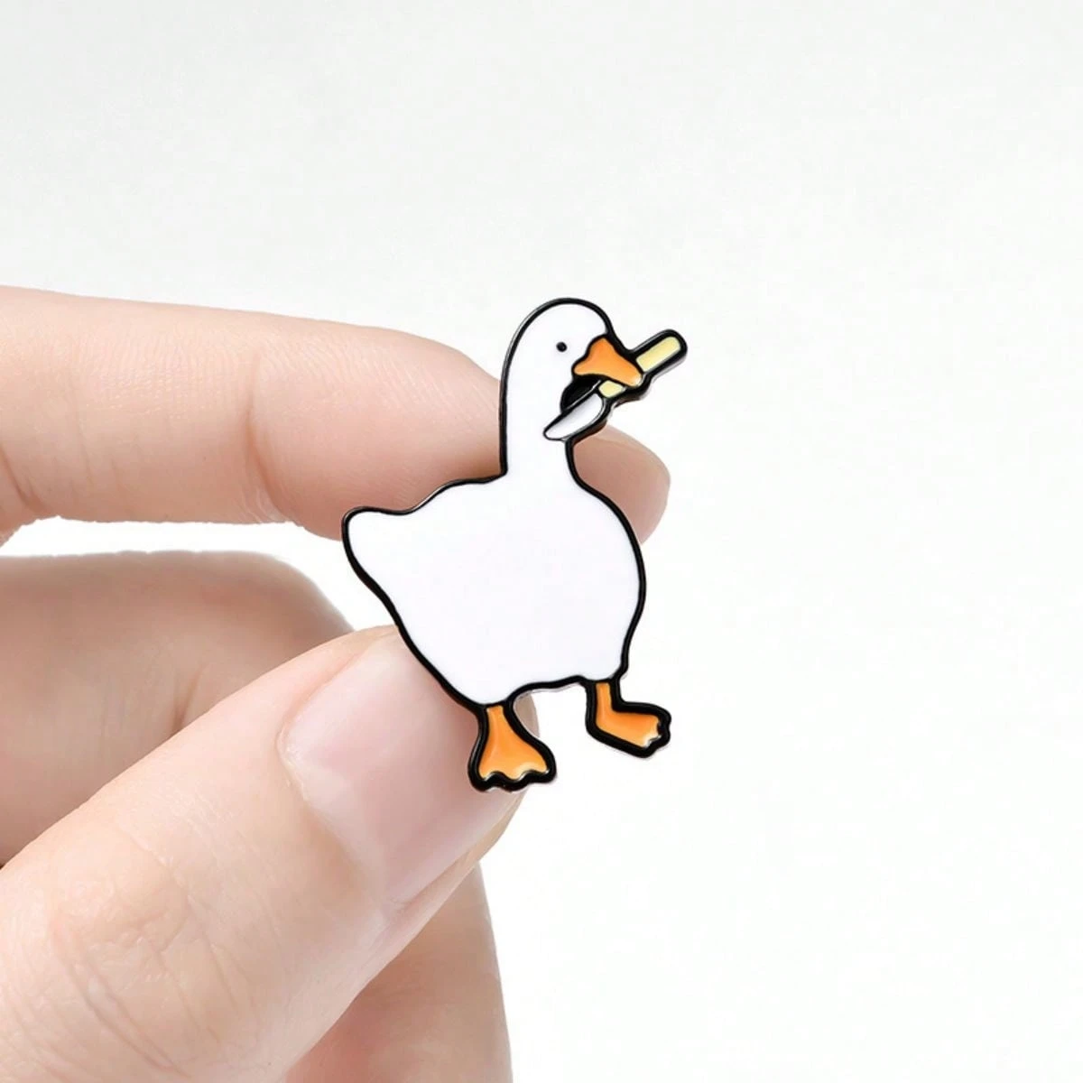 

Funny White Goose Brooches Enamel Pins Cartoon Fat Duck with Knife Badges Backpack Hat Shirt Lapel Pin Jewelry Gifts for Friends