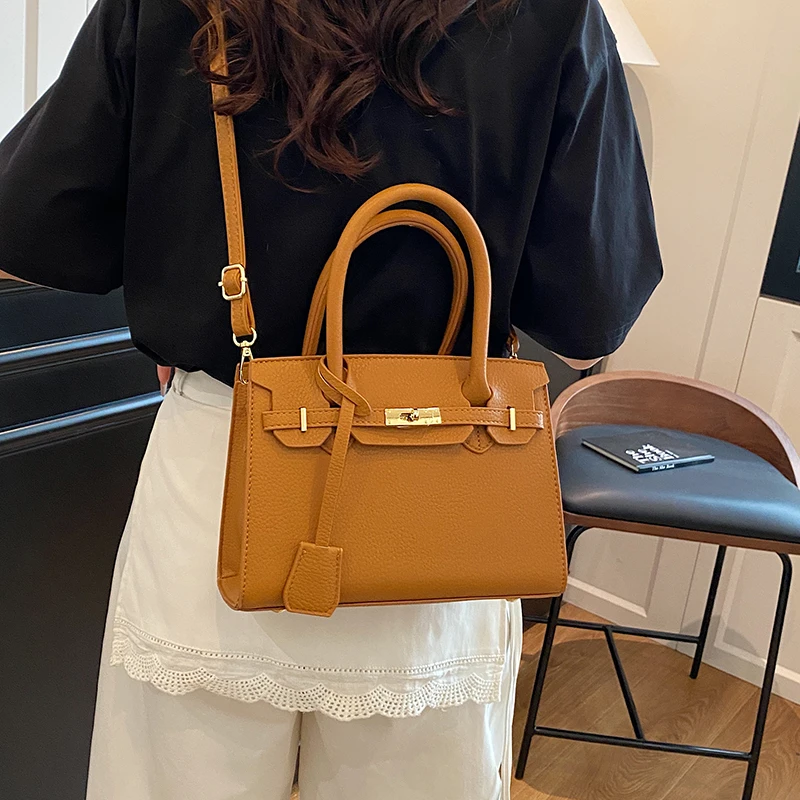 حقيبة يد نسائية مصممة شهيرة - حقيبة كتف جلدية أنيق...