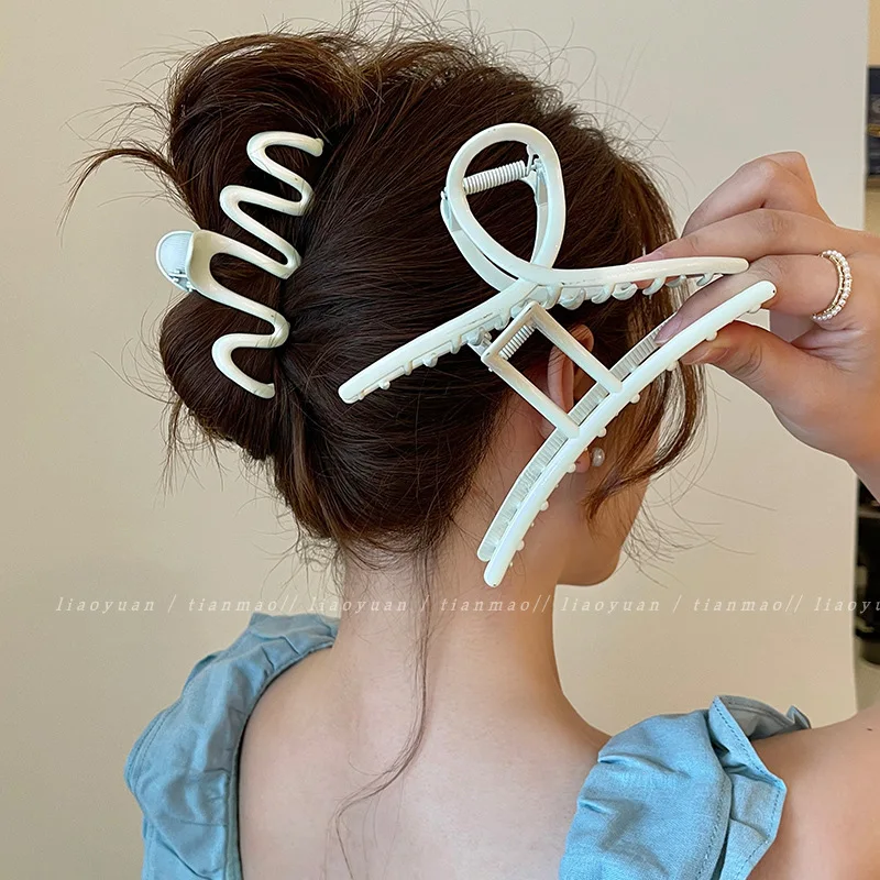 

Simple Geometric Hair Claw Clips Elegant White Metal Hair Clip Bath Clip For Women Fashion Girl Headwear Hair Accessories