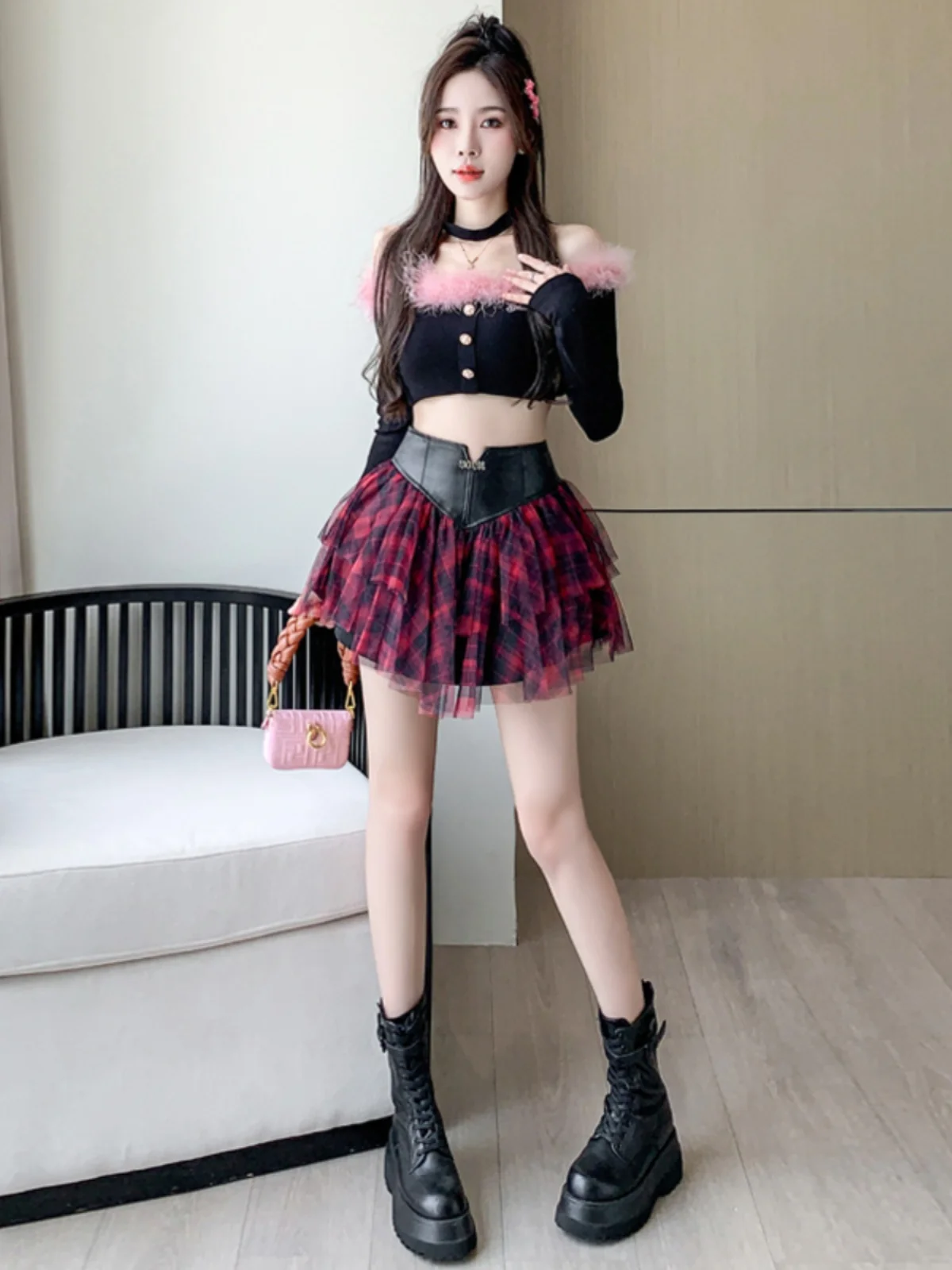 빈티지 감성과 현대적인 스타일이 완벽하게 조화를 이룬 여성스러운 룩