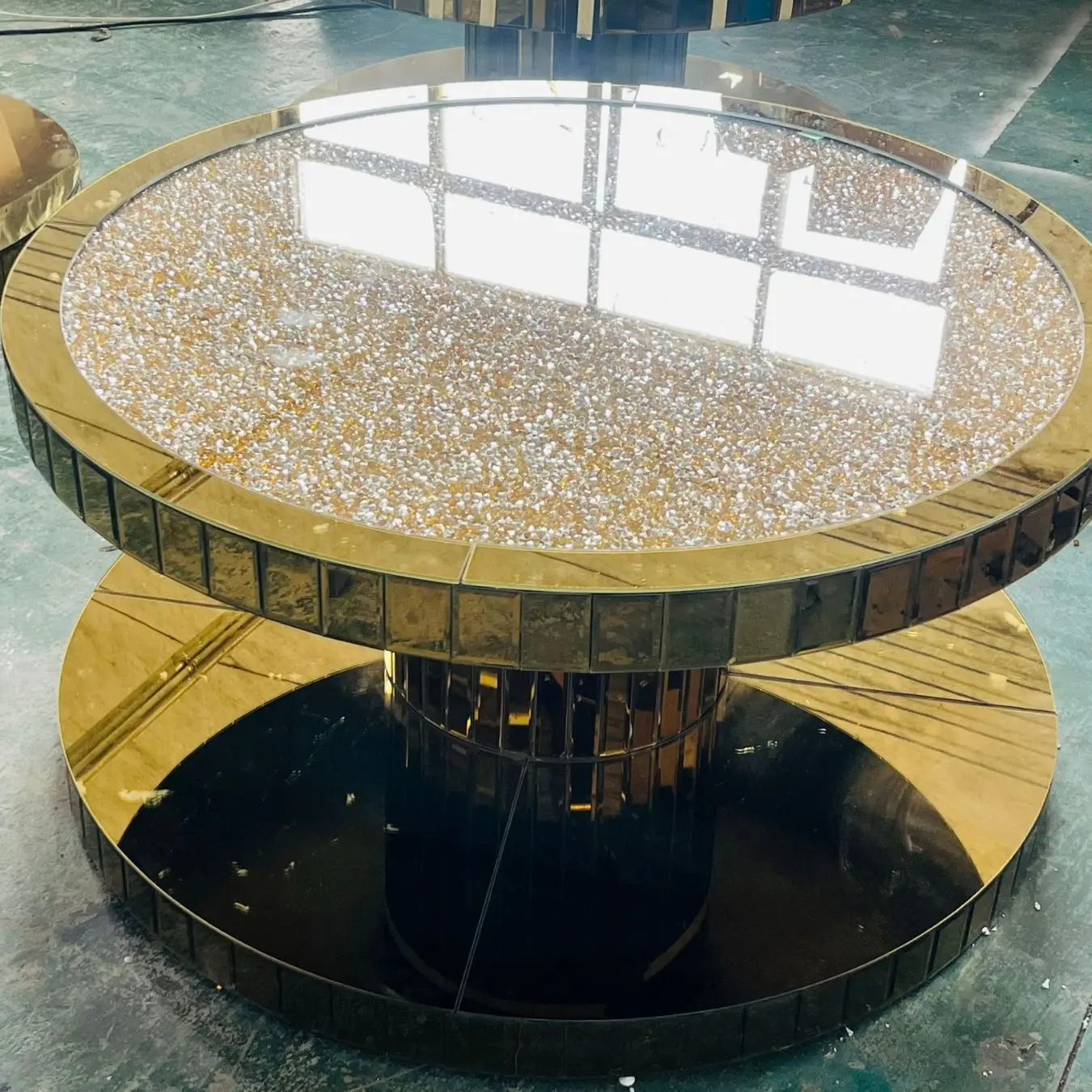 

European-style modern simple round coffee table, glass mirror living room, home light luxury, diamond-studded coffee table, tea