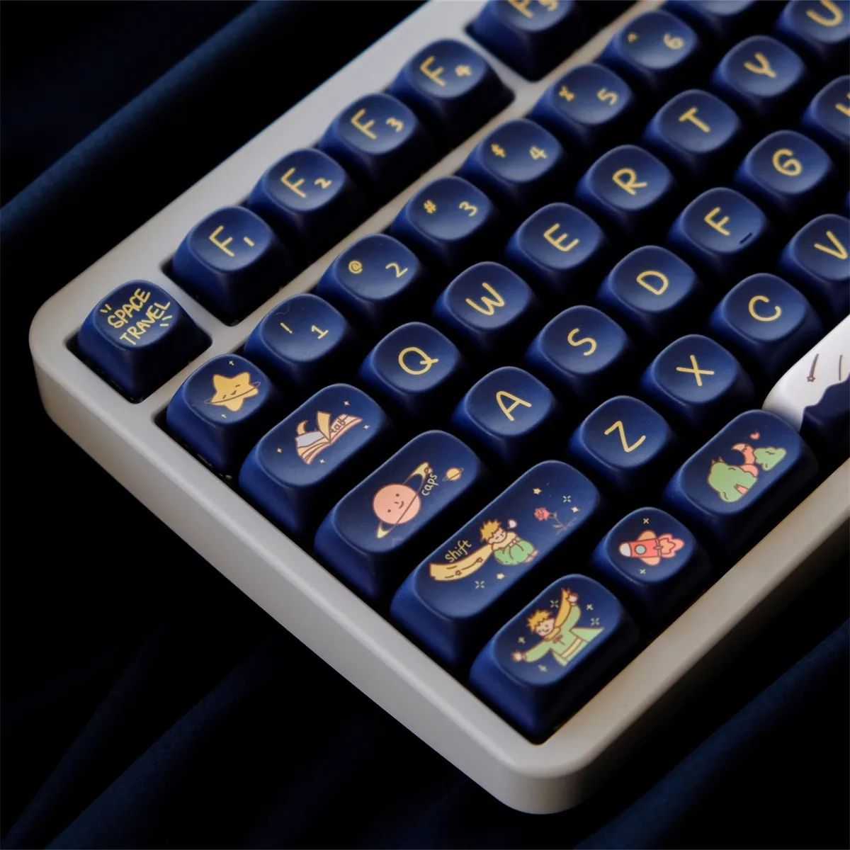 Conjunto de Keycaps Tema Little Prince Sublimação Dye Pbt Perfil Moa Xoa Keycap com Barra de Espaço 7u 1.5u Ctrl 1.75u 2u Shift Conjunto - Imagem 3