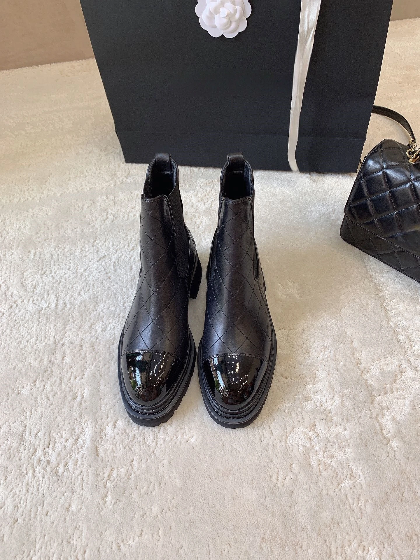 

New Autumn/Winter 2023 Chesil boots, made of calf leather, unique styling, fashionable and versatile.