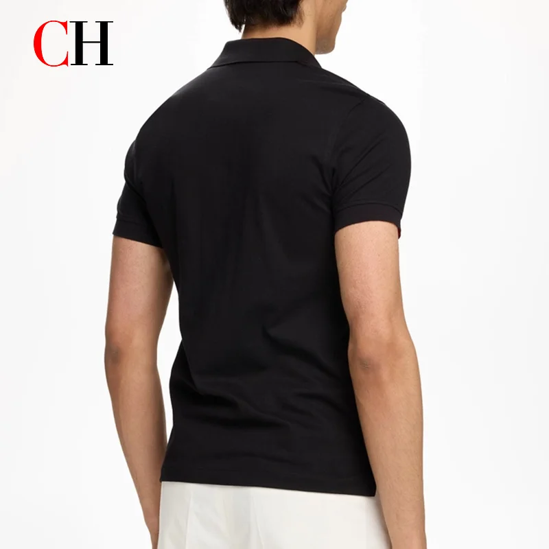 Polo a maniche corte da uomo in piqué premium con badge circolare CH sul petto sinistro, intemporale, versatile, casual, per tutti i giorni. - immagine 2